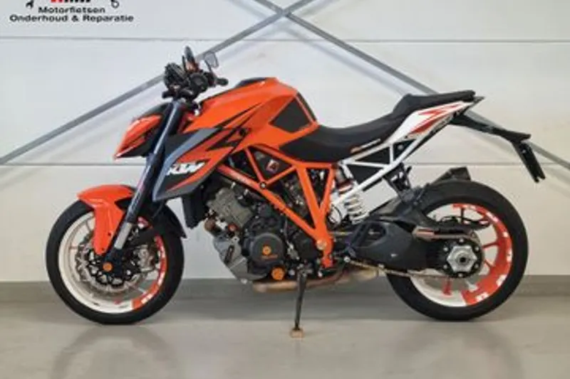 KTM 1290 SuperDuke R (2016)