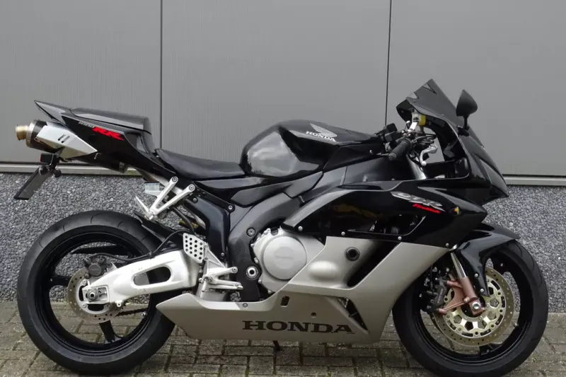 Honda CBR 1000 RR Fireblade (2004)