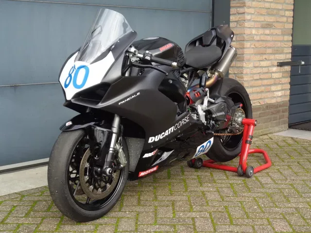 Ducati Panigale V2 (2023) — foto 1