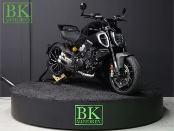 DUCATI DIAVEL V4 (2023) — foto 1