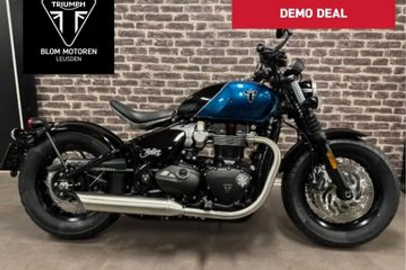 Triumph Bobber Interstellar Blue / Sapphire Black (2026)