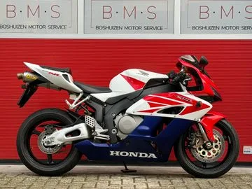 Honda CBR1000RR (2005) — foto 1