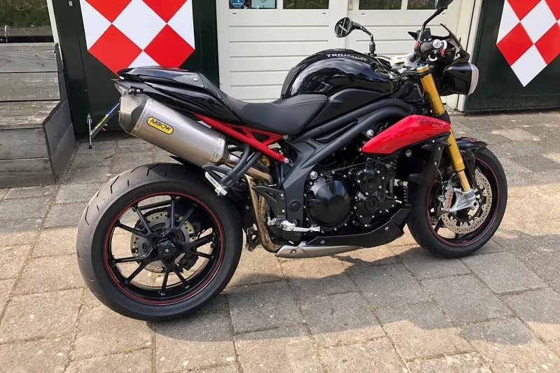 Triumph Speed Triple 1050 R (2015)