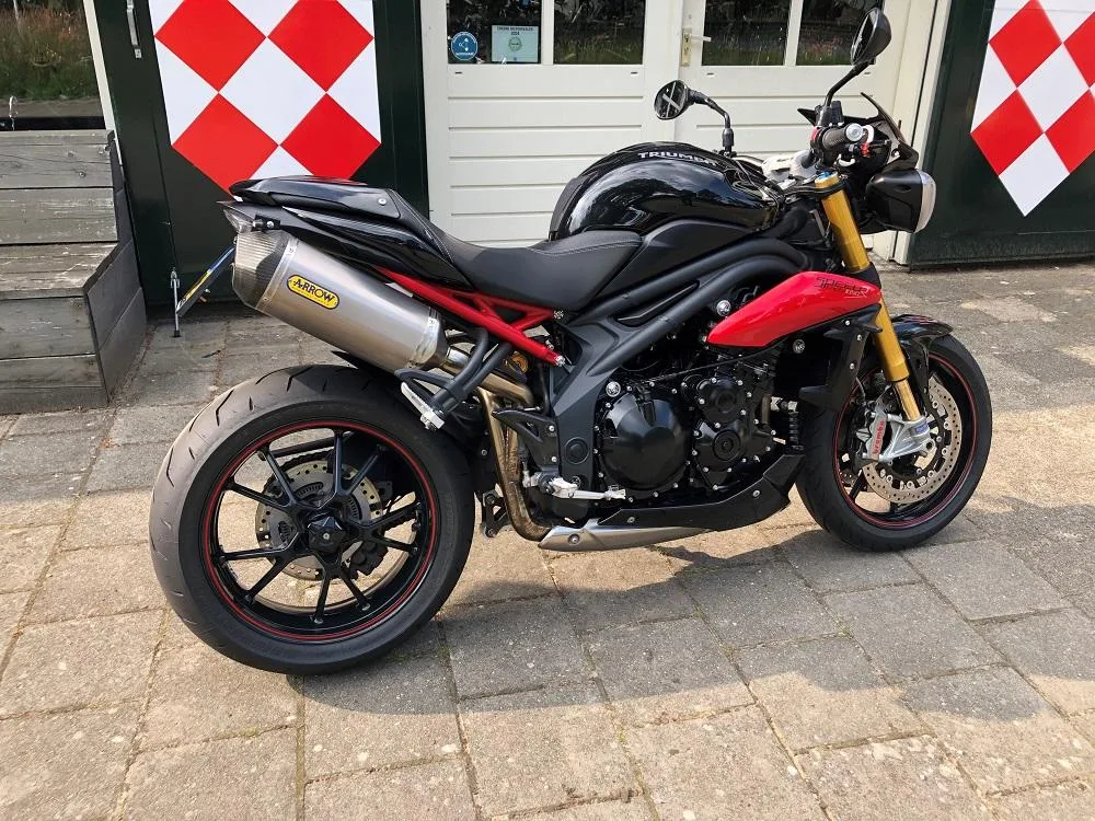 Triumph Speed Triple 1050 R (2015) — foto 1