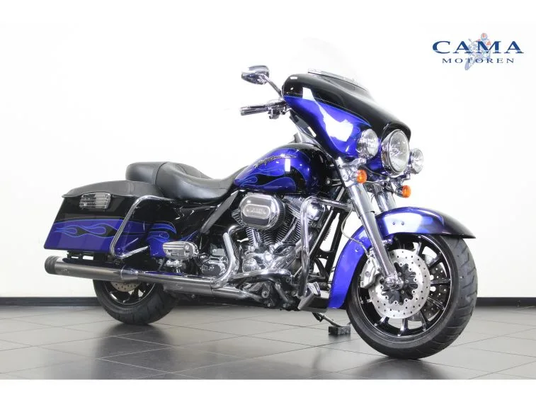 Harley-Davidson Flhtcuse6 cvo ultra classic electra glide.html (2011) — foto 1