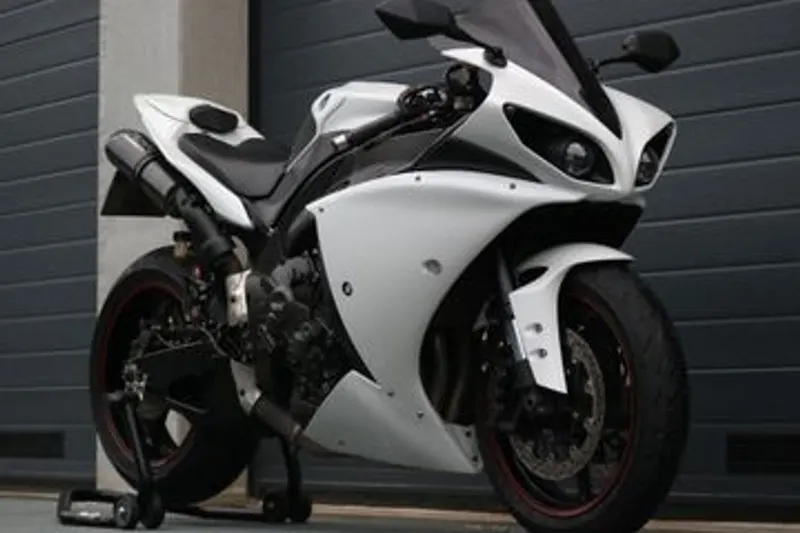 YAMAHA YZF R1 (2011)