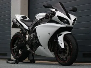 YAMAHA YZF R1 (2011) — foto 1