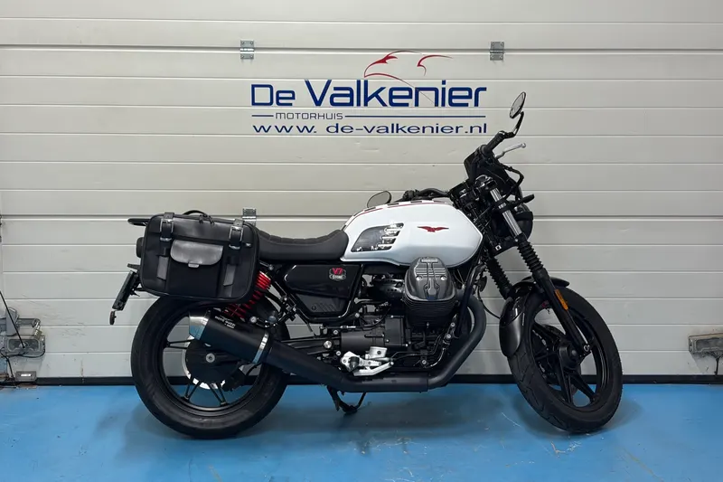 Moto Guzzi V7 Stone (2024)