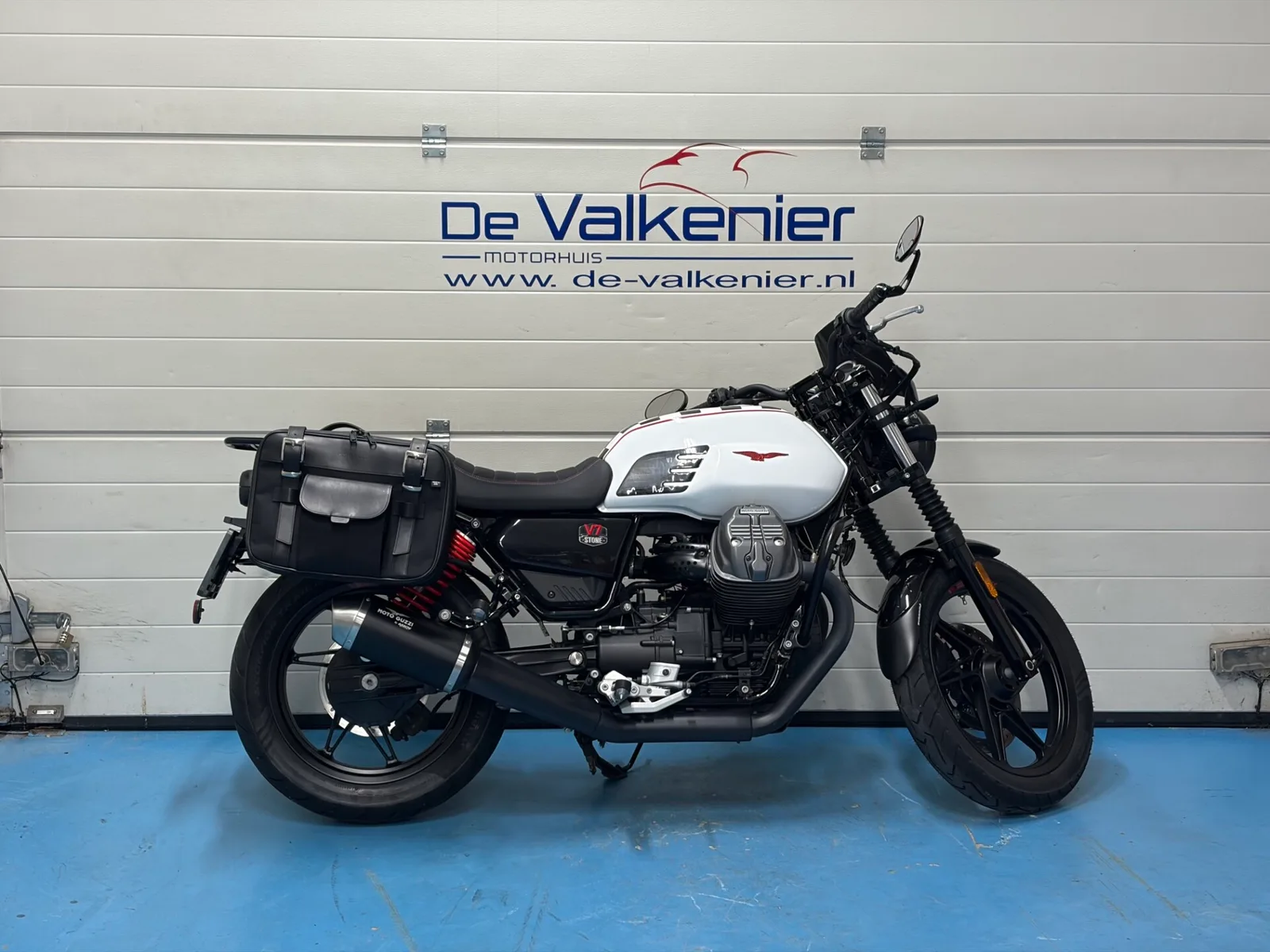 Moto Guzzi V7 Stone (2024) — foto 1
