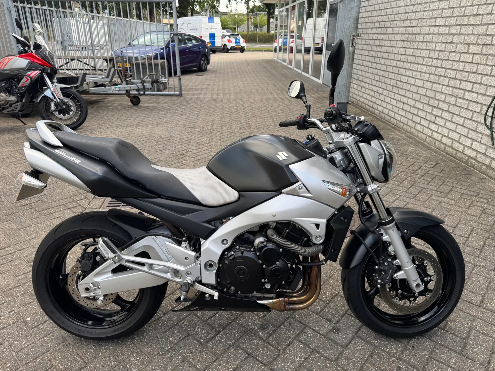 Suzuki GSR600 (2006) — foto 1