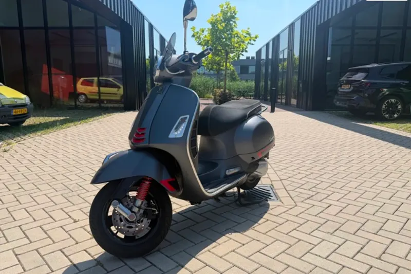 Vespa Scooter GTS 300 HPE Super Notte Weinig Kms (2020)