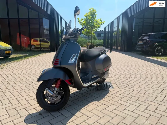 Vespa Scooter GTS 300 HPE Super Notte Weinig Kms (2020) — foto 1
