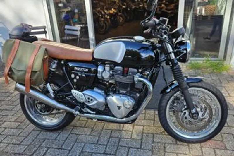 TRIUMPH THRUXTON 1200 (2016)