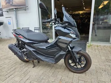Aprilia SR GT 200 (2025) — foto 1