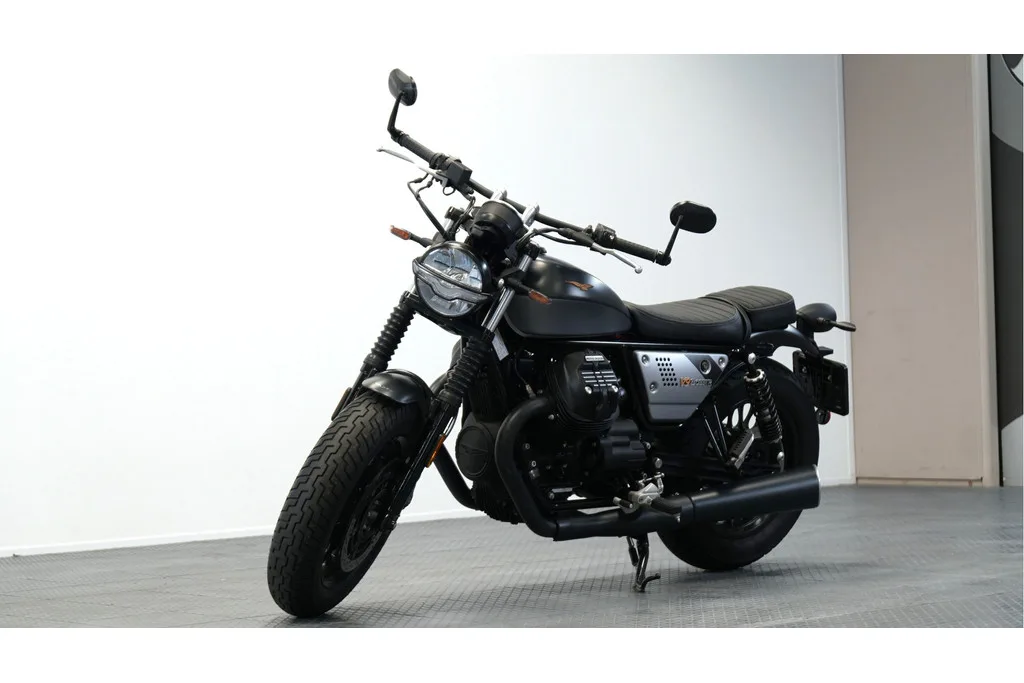 Moto Guzzi V9 Bobber (2023) — foto 1