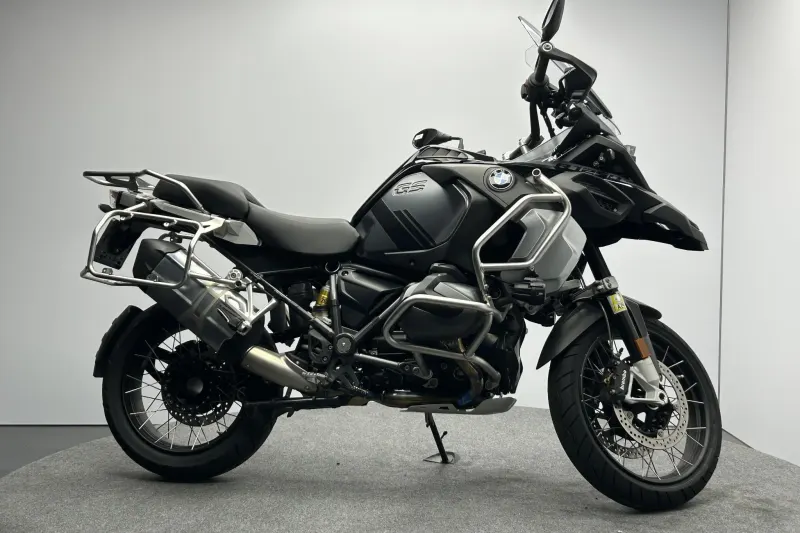 BMW R (2023)