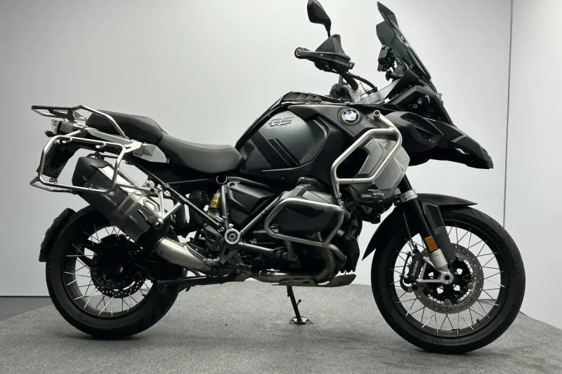 BMW R (2023)