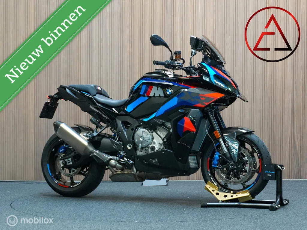 BMW M 1000 XR (2025) — foto 1