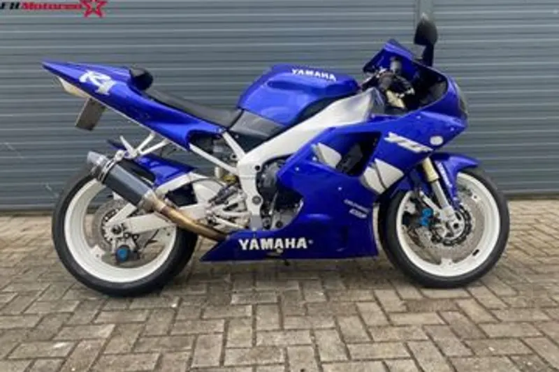 YAMAHA YZF R1 (1999)