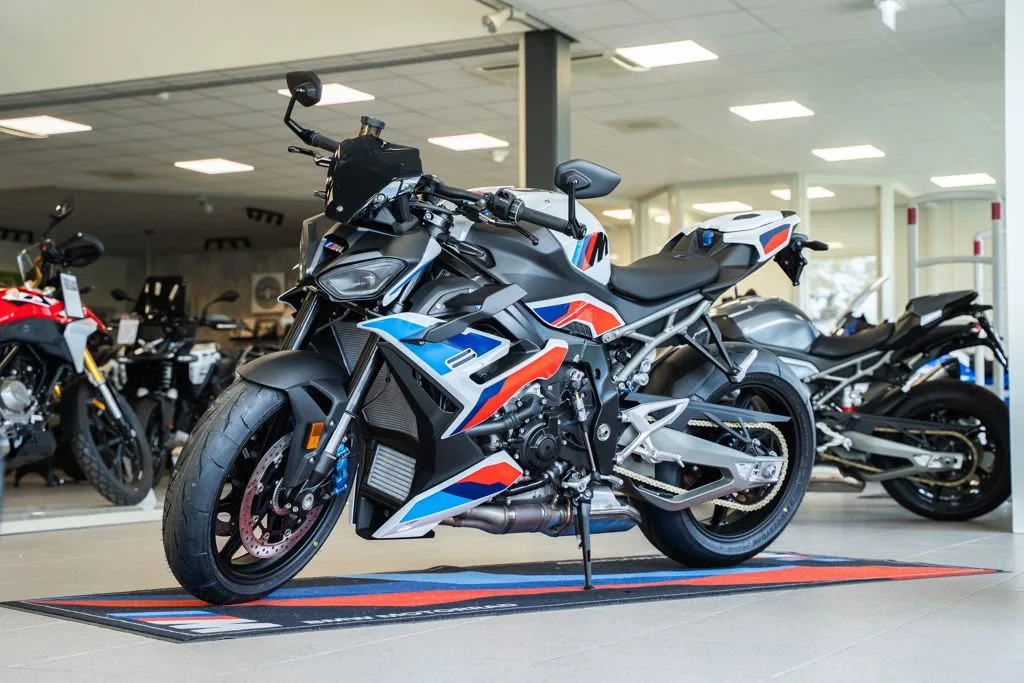 BMW M 1000 R (2026) — foto 1