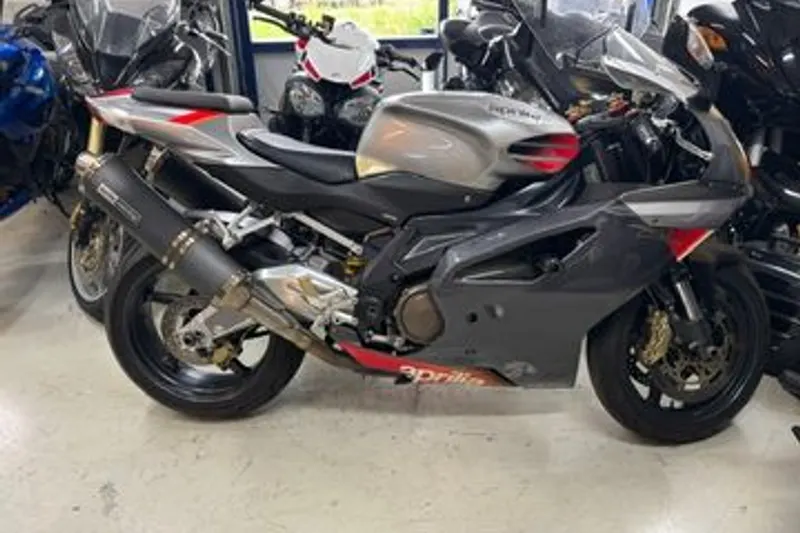 Aprilia RSV 1000 R (2005)