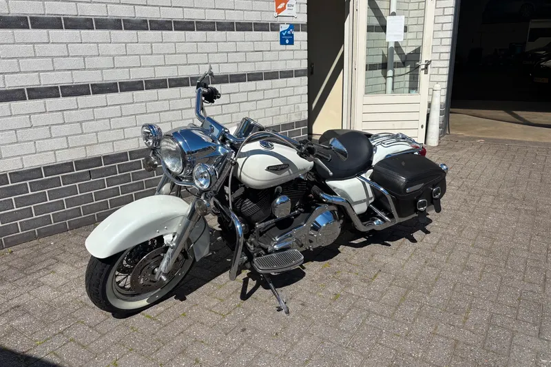 Harley-Davidson 88 FLHRCI Road King Classic (2002)