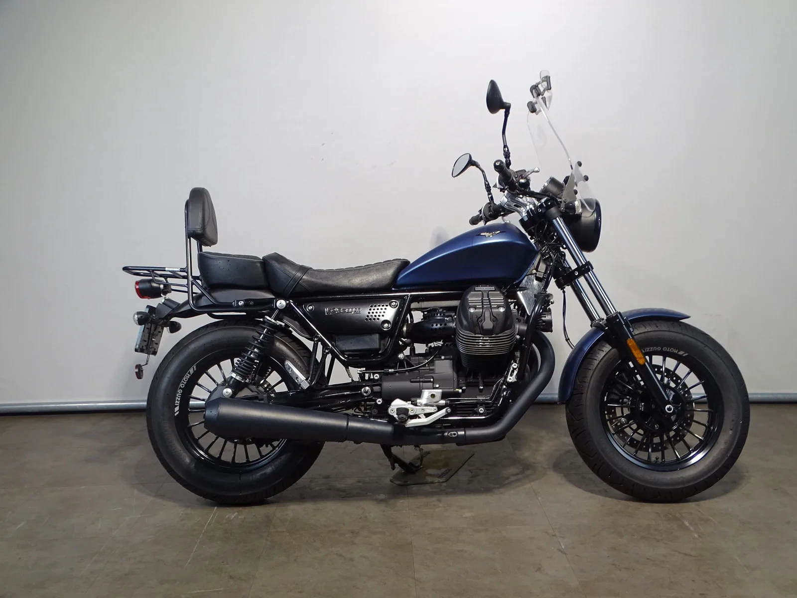 Moto Guzzi V9 Bobber (2018) — foto 1
