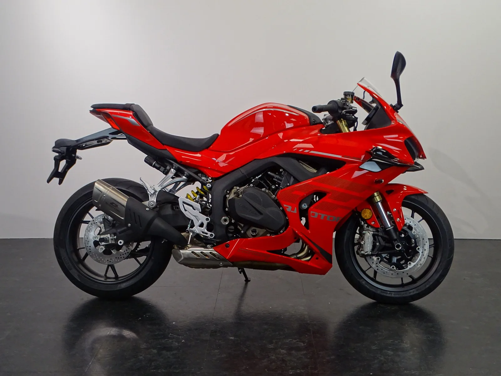 QJ Motor SRK 800 RR (2026) — foto 1