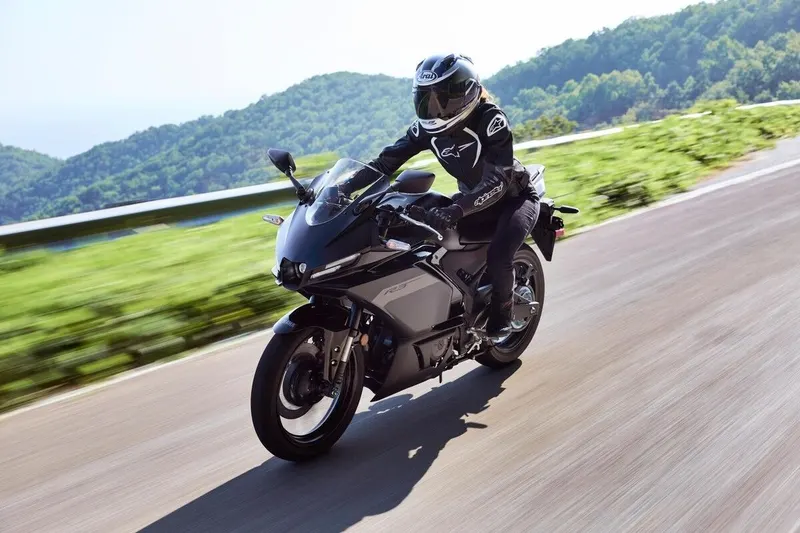 Yamaha YZF-R3 (2025)