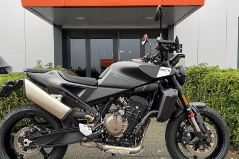 Husqvarna 801 SVARTPILEN (2026)