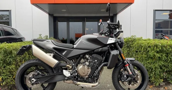 Husqvarna 801 SVARTPILEN (2024) — foto 1