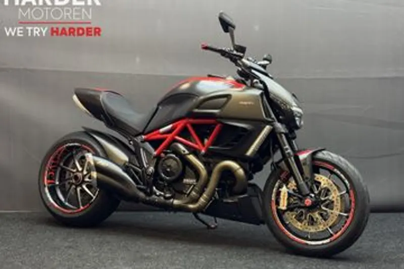 DUCATI DIAVEL CARBON (2012)