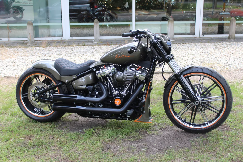 Harley-Davidson Softail Break Out FXBRS 114 (2022) — foto 1