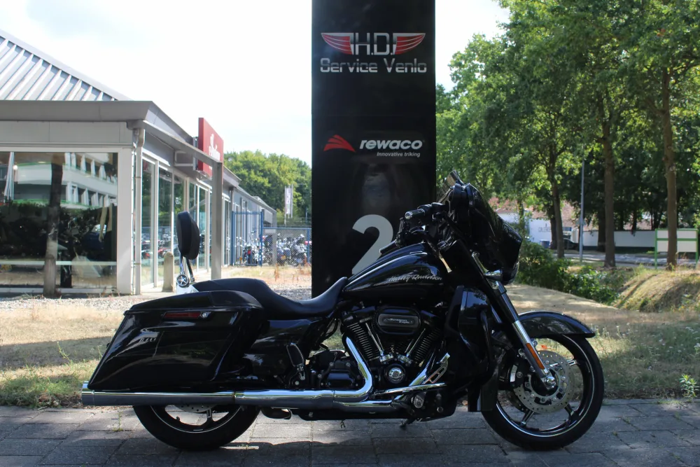 Harley-Davidson Street Glide (2017) — foto 1