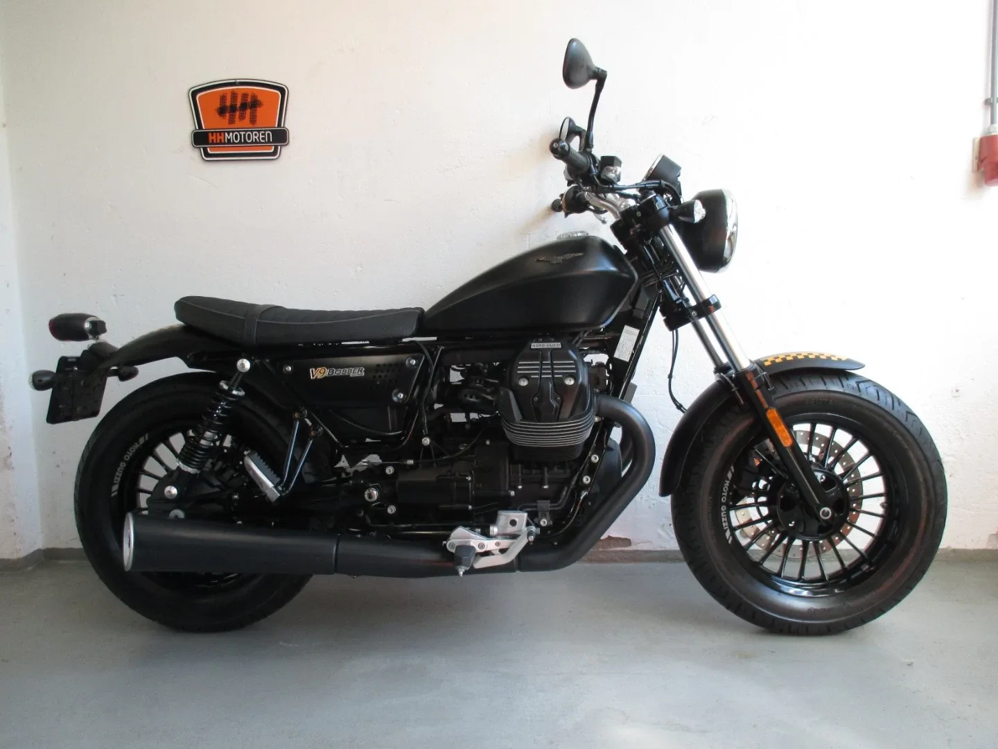 Moto Guzzi V9 Bobber (2016) — foto 1