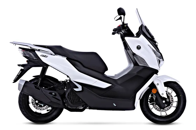 Voge SR1 WHITE Yamaha NMAX 125 +Honda PCX 125 +De VOGE SR1 onderscheidt zich door meer uitrusting zoals traction control en dashcam (2026)