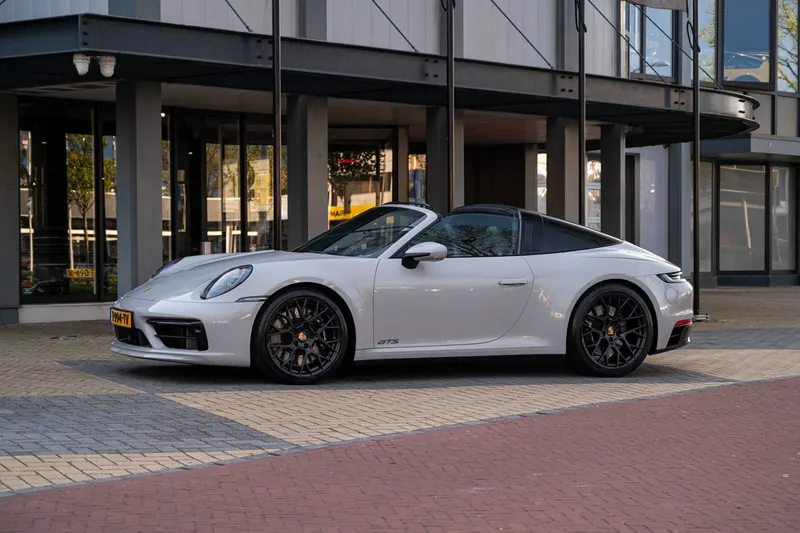 Porsche 911 (2023)