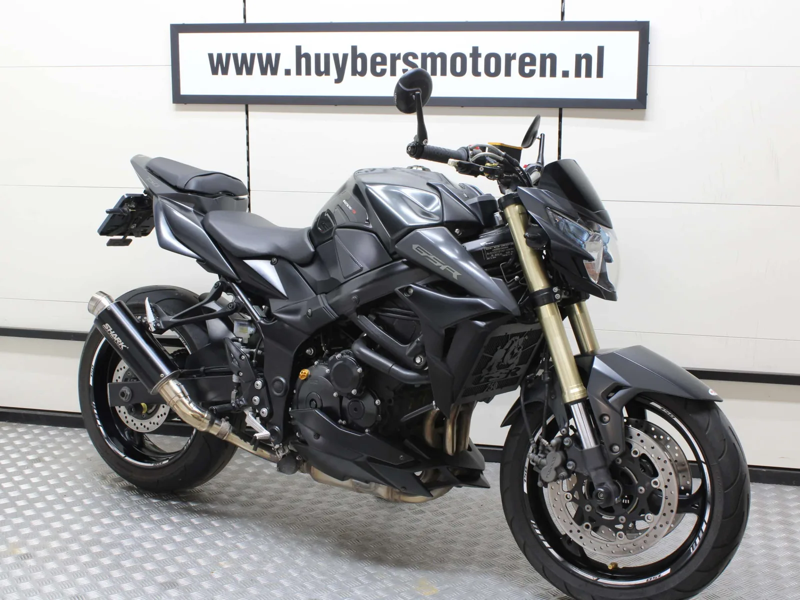 Suzuki GSR750 (2015) — foto 1
