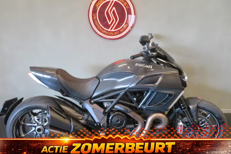 Ducati Diavel CARBON ZELDZAAM FRAAI! (2011)