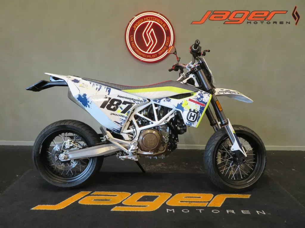 Husqvarna 701 Supermoto (2017) — foto 1