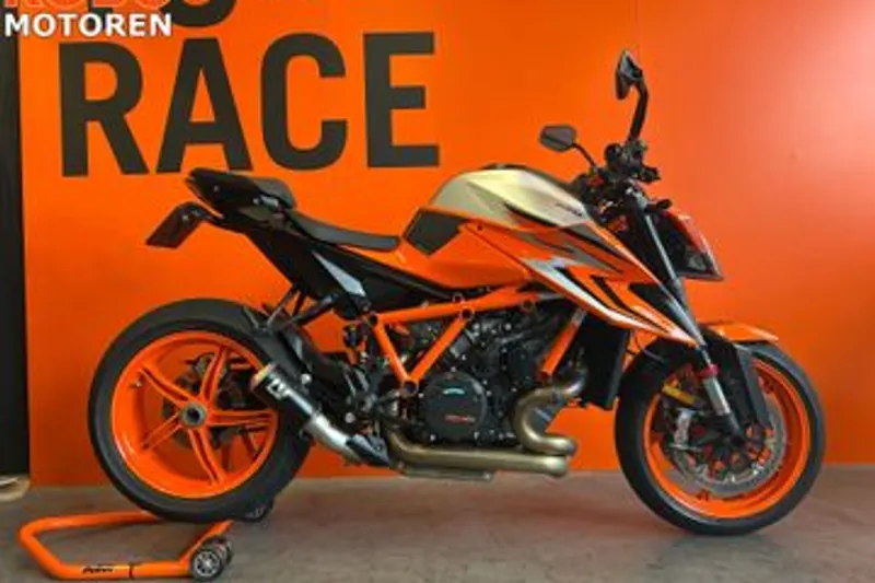 KTM 1290 SuperDuke R (2023)