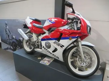 Honda CBR 400RR (1990) — foto 1