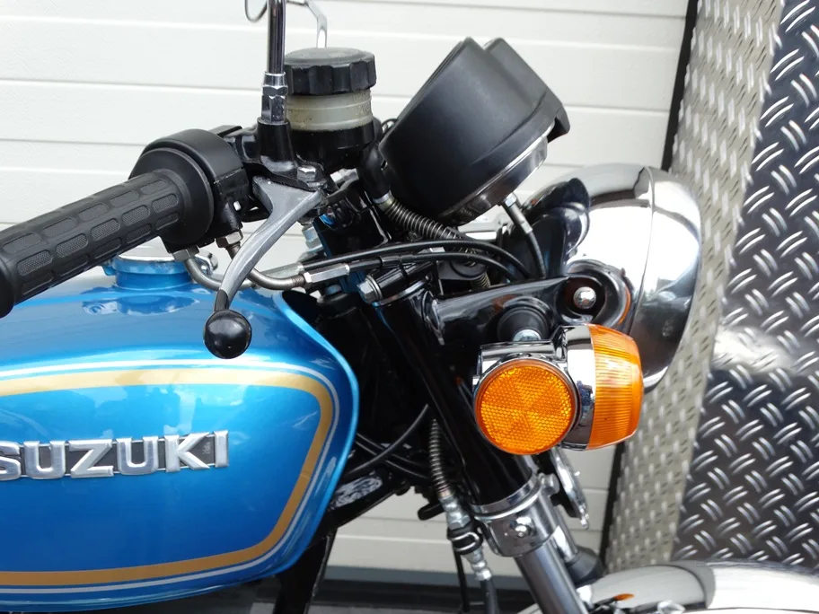 Suzuki GT 380 (1976) — foto 1