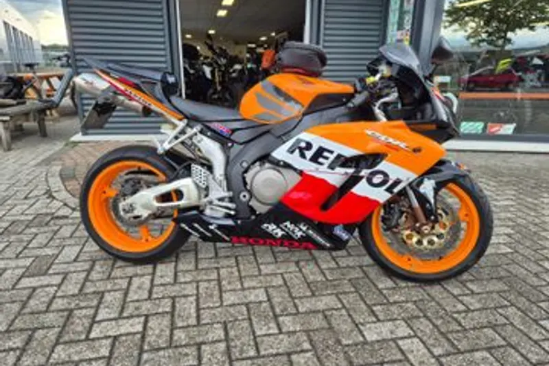 Honda CBR 1000 RR Fireblade (2005)