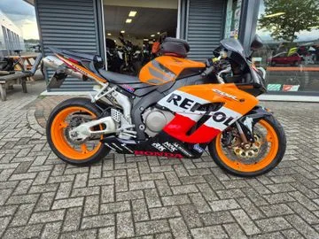 Honda CBR1000RR (2005) — foto 1