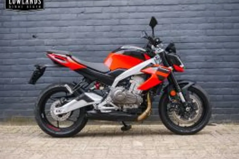 Aprilia Tuono 457 Piranha Red aan verlanglijst (2025)