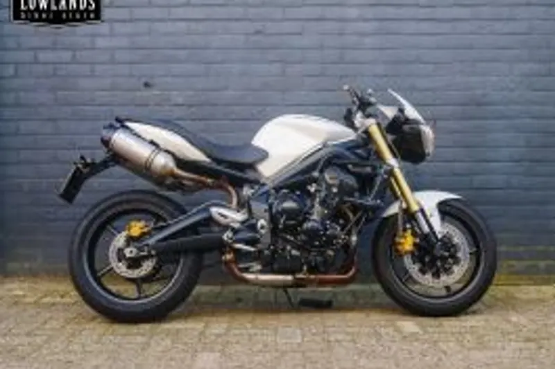Triumph STREET TRIPLE (2011)