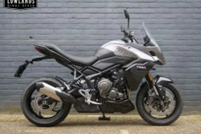 Triumph Tiger 800 Sport Sapphire Black aan verlanglijst (2026)