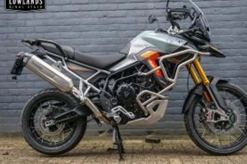 Triumph Tiger 900 Desert Edition Urban Grey aan verlanglijst (2026)