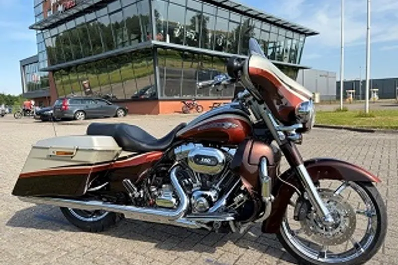 Harley-Davidson CVO STREETGLIDE LIMITED FULL OPTIONS (2011)